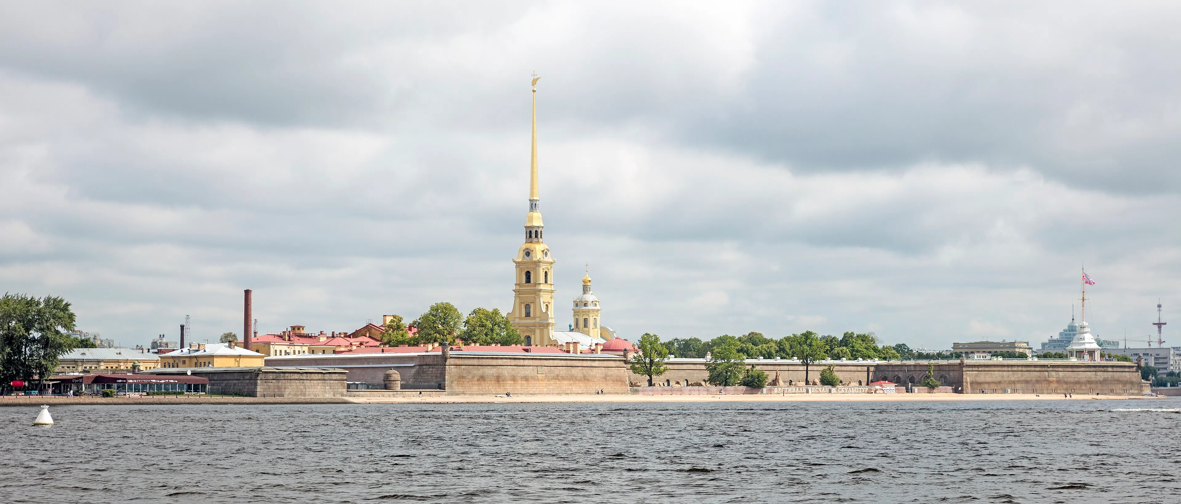 Петропавловская крепость на Заячьем острове со стороны Невы