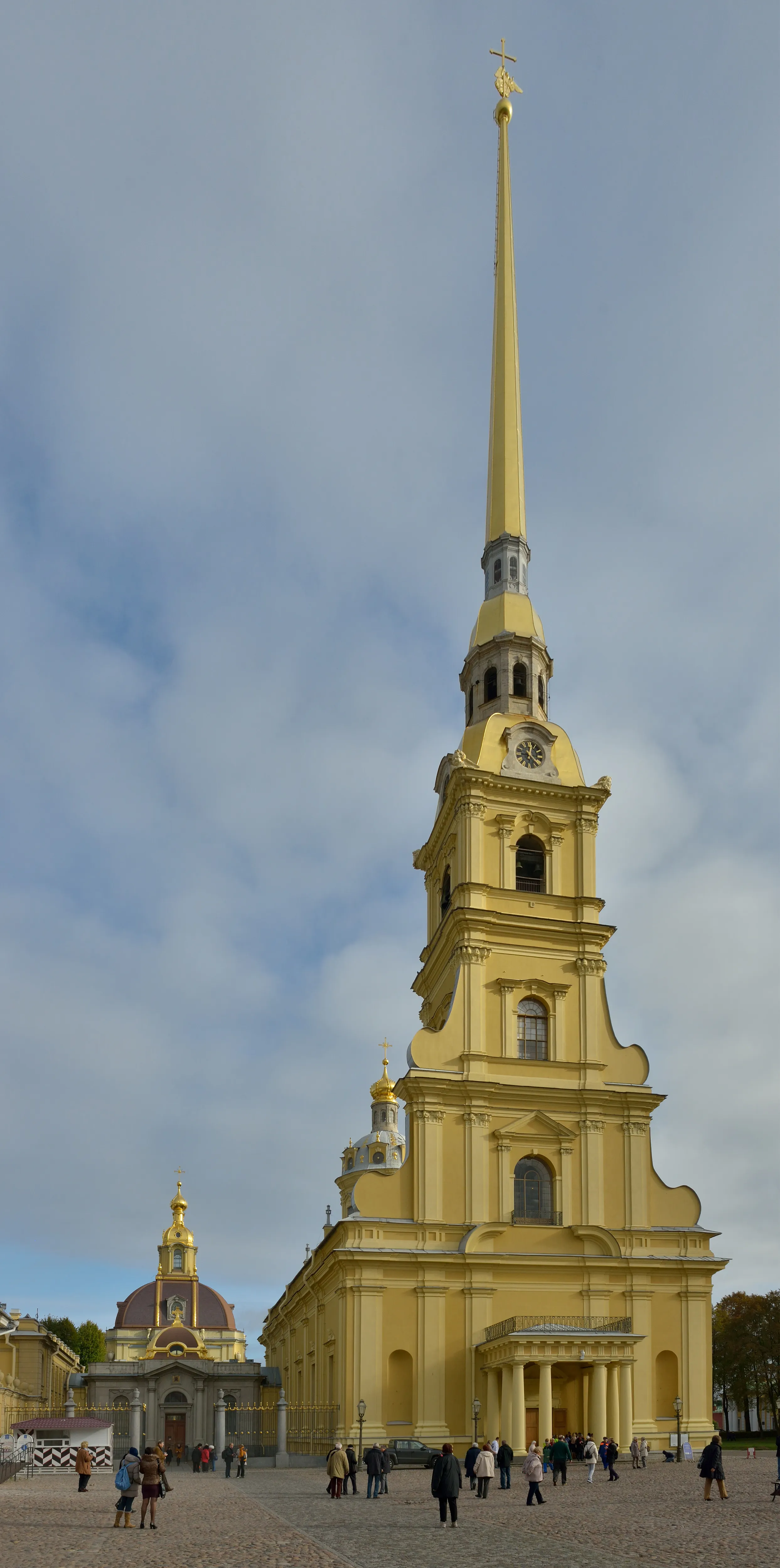 Главный фасад Петропавловского собора со шпилем